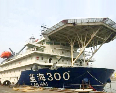 2014年  300T/115m铺管船“蓝海一号” 船东：天津恒泰海洋工程